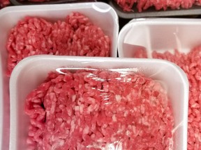 Eine Vielzahl von Paketen von Hackfleisch.
