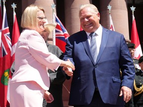 Sylvia Jones, vice-première ministre et ministre de la Santé, serre la main du premier ministre Doug Ford alors qu'elle prête serment lors de la cérémonie d'assermentation à Queen's Park à Toronto le 24 juin 2022.
