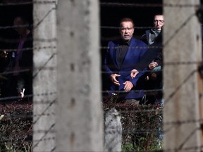 Aktor i były gubernator Kalifornii Arnold Schwarzenegger odwiedza były niemiecki nazistowski obóz koncentracyjny Auschwitz-Birkenau niedaleko Oświęcimia 28 września 2022 r.