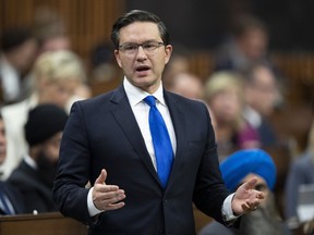 Le chef conservateur Pierre Poilievre se lève pour interroger le gouvernement pendant la période des questions le lundi 26 septembre 2022.