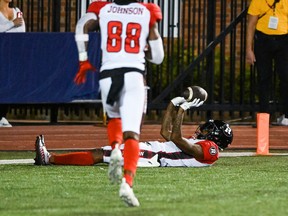 Redblacks Wide Receiver Darvin Adams feiert, nachdem er in der ersten Halbzeit einen Touchdown-Pass von Nick Arbuckle gefangen hat.