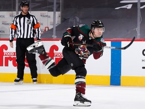 Il y a beaucoup de spéculations commerciales sur le défenseur des Coyotes Jakob Chychrun, mais des problèmes de poignet continuent de le tenir à l'écart.