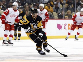 Pittsburgh Penguins centre Sidney Crosby (87) handles the puck against the Detroit Red Wings during the first period at PPG Paints Arena, Sept. 27, 2022.