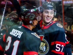 Le centre des Sénateurs Shane Pinto célèbre avec son coéquipier Mathieu Joseph après avoir marqué un but contre les Coyotes en première période du match de samedi.