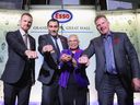 Mantan kapten Senator Daniel Alfredsson, paling kanan, bergabung, dari kiri, Daniel Sedin, Roberto Luongo dan Bernice Carnegie (menerima almarhum ayahnya Herb Carnegie) memamerkan cincin induksi Hall of Fame Hoki mereka pada hari Jumat.