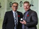 Ketua panitia seleksi, Mike Gartner, mempersembahkan cincin Hockey Hall of Fame kepada Daniel Alfredsson di Toronto pada hari Jumat.  Upacara pelantikan resmi akan dilakukan pada Senin malam.