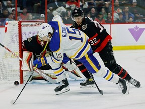 Bek Ottawa Senator Jacob Larsson (32) memeriksa sayap kiri Buffalo Sabre Anders Bjork (15) selama periode kedua.