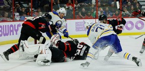 Senator Ottawa dan para pemain Buffalo Sabre bertarung untuk memperebutkan puck longgar selama periode kedua.