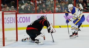 Penjaga gawang Senator Ottawa Anton Forsberg (31) melakukan penyelamatan atas tembakan sayap kanan Buffalo Sabre JJ Peterka (77) selama periode kedua.