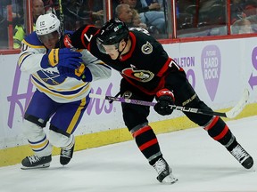 Sayap kiri Senator Ottawa Brady Tkachuk (7) memeriksa bek Buffalo Sabre Henri Jokiharju (10) selama periode ketiga.