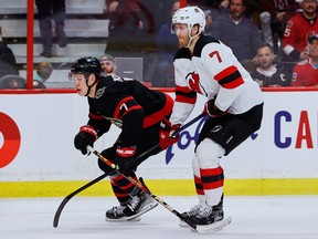 Senator Ottawa sayap kiri Brady Tkachuk (7) dan bek New Jersey Devils Dougie Hamilton (7) selama aksi NHL periode pertama di Canadian Tire Center pada Sabtu, 19 November 2022.
