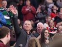 Le grand Chris Neil des Sénateurs d'Ottawa salue les partisans après que le club a annoncé mardi soir qu'il retirerait son chandail no 25.  La cérémonie aura lieu le 17 février lors d'un match à domicile contre Chicago.