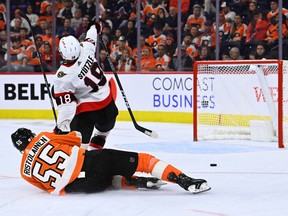 Center senator Tim Stutzle melawan pertahanan Flyers Rasmus Ristolainen dan memasukkan bola ke gawang yang kosong untuk mencetak gol terakhir Ottawa pada pertandingan itu pada hari Sabtu.