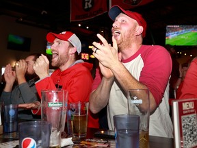 Para penggemar berkumpul di Hometown Sports Grill di Ottawa pada hari Rabu untuk mendukung Kanada.