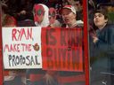 File foto/ Penggemar Ryan Reynolds di pertandingan Senator Ottawa.
