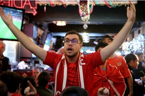 Josh Geauvreau bereaksi terhadap panggilan saat menonton pertandingan di Glebe Central Pub.