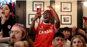 Reaksi Djamal Mbae saat menyaksikan pertandingan Kanada-Belgia di Glebe Central Pub, Rabu sore.