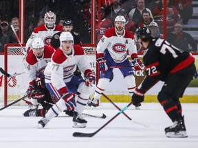 Sam Montembeault dari Montreal Canadiens melacak puck melalui lalu lintas di depan gawangnya selama periode pertama melawan Senator Ottawa di Pusat Ban Kanada pada Rabu malam.