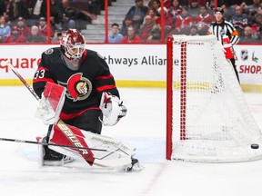 Cam Talbot dari Senator Ottawa melacak keping setelah melakukan penyelamatan selama periode pertama melawan Montreal Canadiens saat sebuah tongkat terbang di depannya di Pusat Ban Kanada pada Rabu malam.
