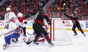 Alex DeBrincat #12 mengangkat tongkatnya untuk merayakan setelah rekan setim Ottawa Senator Drake Batherson #19 mencetak skor atas Sam Montembeault di babak kedua.