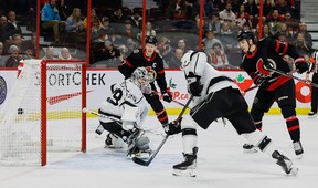 Sayap kanan Senator Ottawa Drake Batherson (19) mencetak gol ke penjaga gawang Los Angeles Kings Pheonix Copley (29) selama periode pertama.