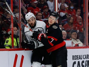 Sayap kiri Senator Ottawa Brady Tkachuk (7) memeriksa bek Los Angeles Kings Drew Doughty (8) selama periode pertama.