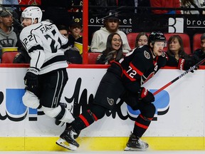 Sayap kiri Los Angeles Kings Kevin Fiala (22) tergelincir oleh pemeriksaan bek Senator Ottawa Thomas Chabot (72) selama periode kedua.
