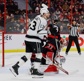 Sayap kanan Los Angeles Kings Gabriel Vilardi (13) menatap rekan setimnya setelah mereka mencetak gol ke penjaga gawang Senator Ottawa Cam Talbot (33) selama periode kedua.