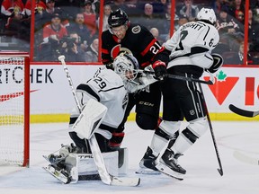 Sayap kanan Senator Ottawa Mathieu Joseph (21) bertarung dengan bek Los Angeles Kings Drew Doughty (8) di depan penjaga gawang Pheonix Copley (29) selama periode ketiga.