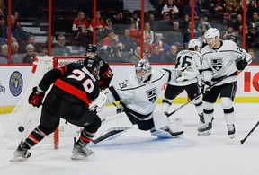 Sayap kanan Senator Ottawa Claude Giroux (28) gagal mencetak gol ke penjaga gawang Los Angeles Kings Pheonix Copley (29) selama periode ketiga.