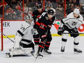 Sayap kanan Senator Ottawa Drake Batherson (19) membelokkan keping ke penjaga gawang Los Angeles Kings Pheonix Copley (29) selama periode ketiga.