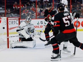 Penjaga gawang Los Angeles Kings Pheonix Copley (29) melakukan penyelamatan saat center Senator Ottawa Derick Brassard (61) dan Shane Pinto mencari rebound selama periode ketiga.