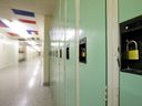 Des casiers dans un couloir d'école vide.