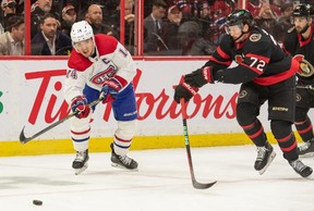 Center Montreal Canadiens, Nick Suzuki, menembak keping menjauh dari bek Senator Ottawa Thomas Chabot pada periode kedua di Pusat Ban Kanada.