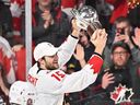 Kapten tim Kanada Shane Wright berseluncur dengan trofi kejuaraan hoki junior dunia IIHF setelah kemenangan lembur hari Kamis melawan Republik Ceko di Halifax.