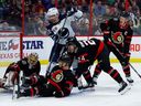 Ottawa Senatörleri, Anton Forsberg (31), sol kanat Tim Stoetzel (18), defans oyuncusu Jacob Bernard Ducker (24) ve sol kanat Brady Tkachuk (7), sağ kanat Blake Wheeler (26) ve Winnipeg Jets'i (26) engellemeye çalışıyor. ikinci dönem 21 Ocak 2023 Cumartesi günü Kanada Lastik Merkezinde NHL eylemi. ERROL MCGIHON / Postmedia.