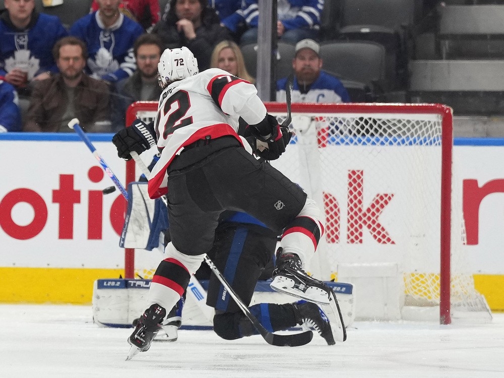 Maple Leafs goaltender Ilya Samsonov suffers knee injury against Bruins