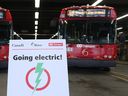 Dossier : Les premiers autobus électriques à batterie d'OC Transpo ont été exposés lors d'une conférence de presse en novembre 2021. Les autobus à moteur diesel doivent être progressivement retirés du service à mesure que chacun d'eux atteint la fin de son cycle de vie, OC Transpo ciblant une flotte zéro émission d'ici 2036.