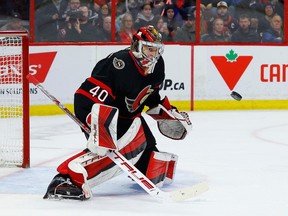 Penjaga gawang Senator Ottawa Mads Sogaard (40) melakukan penyelamatan melawan St. Louis Blues selama aksi NHL periode kedua di Canadian Tire Center pada Minggu, 19 Februari 2023.