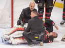 Le gardien des Sénateurs d'Ottawa Anton Forsberg (31 ans) est blessé lors d'un jeu en troisième période contre les Oilers d'Edmonton au Centre Canadian Tire. 