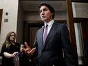 Perdana Menteri Justin Trudeau berbicara kepada media di serambi House of Commons di Parliament Hill di Ottawa, 1 Februari 2023.