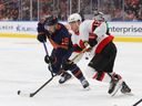 Devin Shore #19 dari Edmonton Oilers bertarung dengan Alex DeBrincat #12 dari Senator Ottawa pada periode kedua pada 14 Maret 2023 di Rogers Place di Edmonton.