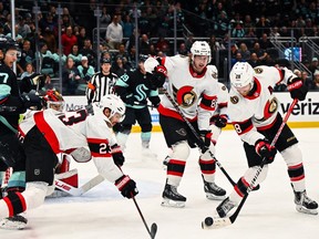 Les sénateurs ont trouvé un moyen de gagner à Seattle, ils doivent maintenant le faire à Vancouver 4 Alors que la rondelle est hors de portée des défenseurs Travis Hamonic (23 ans) et Jake Sanderson, l'ailier droit des Sénateurs Claude Giroux la dégage hors de l'enclave au cours de la troisième période du match de jeudi contre le Kraken.