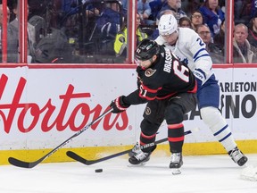 Les Sénateurs perdent contre les Maple Leafs en fusillade 3 Le défenseur des Maple Leafs Luke Schenn perd son bâton alors qu'il se bat avec l'attaquant des Sénateurs Derick Brassard derrière le filet en première période.