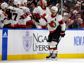 Penyerang Senator Claude Giroux, terlihat di sini merayakan dengan rekan setimnya setelah mencetak gol melawan Sabre pada Kamis malam, mengatakan mengakhiri musim tanpa membuat playoff NHL “hanya sedikit membuat frustrasi saat ini. Kami hanya harus terus bekerja.”
