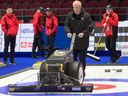 Dave Merklinger, le technicien en chef des glaces aux championnats du monde de curling masculin à Ottawa cette semaine, en fera sa dernière grande compétition.  Il est homme de glace depuis 49 ans.
