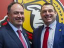 Le directeur général des Sénateurs d'Ottawa Pierre Dorion (à gauche) et l'entraîneur-chef DJ Smith.