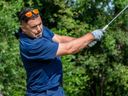 Jesse Suchorab prend le départ lors de la première ronde de la division Bud Light Seltzer D du Ottawa Sun Scramble le 21 août 2023 à Manderley on the Green.  Suchorab et Dylan Sousa ont tiré 2 sous pour égaliser en tête avant le championnat samedi au Rockland Golf Club.