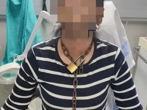 A woman fled a kidnapper in Spain with a chain still wrapped around her neck.