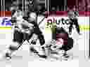 스톡홀름에서 토요일에 열린 경기에서 와일드 포워드의 브랜든 듀하임은 득점을 시도한 세네타스의 골텐더 안톤 포스베리를 넘어 팩을 짜내는 방법을 찾지 못했다. 